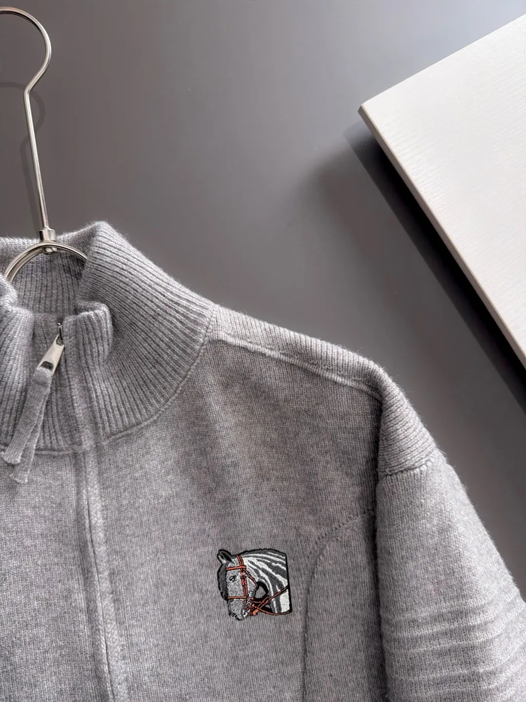 Next day shipping P225 Hermès high quality 2026 autumn and winter latest sweaters from the official website, on sale at the counter simultaneously Hot Sale! Specially made of wool blended fabric. It feels comfortable and can be directly in contact with the skin. The logo badge is exquisitely embroidered, which is extremely eye-catching! The details highlight the fashionable charm of big brands. Exquisite workmanship. Three-dimensional cutting style. The wearing effect is invincible and handsome! All three standards are complete! Sizes:M-3XL